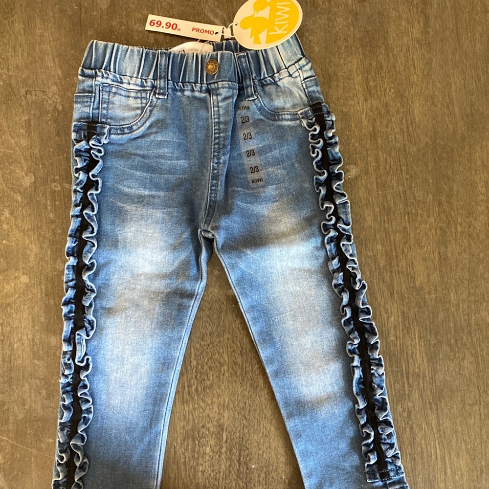 NWT 2/3 detailed Jeans in washed blue.